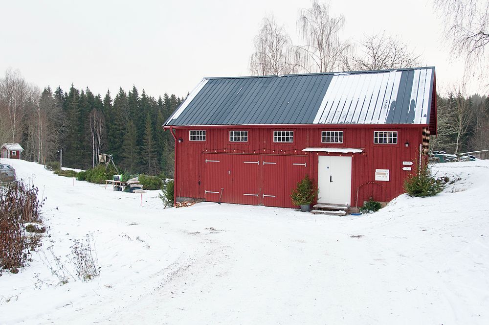 Gårdsbutiken är inrymd i ett gammalt vinterbonat sädesmagasin med vinklar och vrår