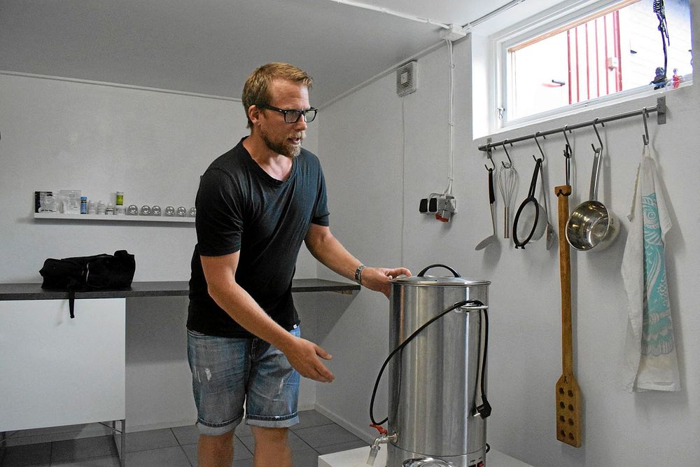 Ölbryggning är ett intresse som nu också blivit ett jobb för Erik Åberg.