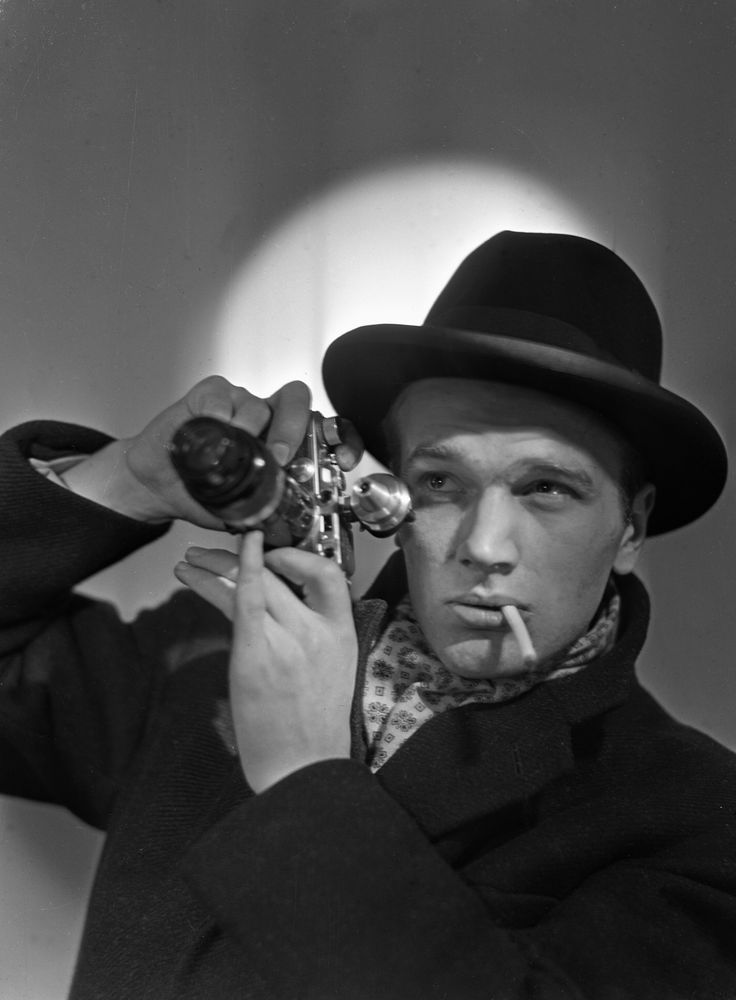 KG Kristoffersson i farten med sin kamera 1948.