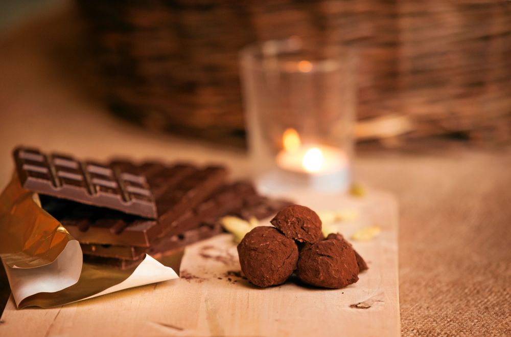 Juliga chokladtryfflar med smak och pepparmynta och pepparkaka är lätta att göra själv.