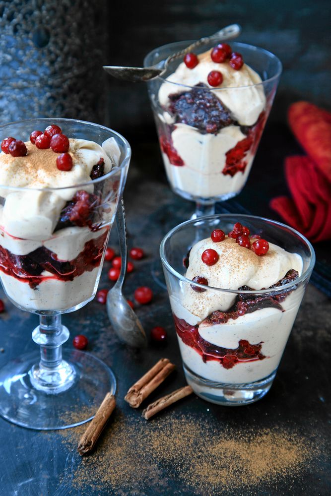 Lyxigt, krämigt, friskt och gott, så enkelt gör du läcker lingontrifle på rekordfart.