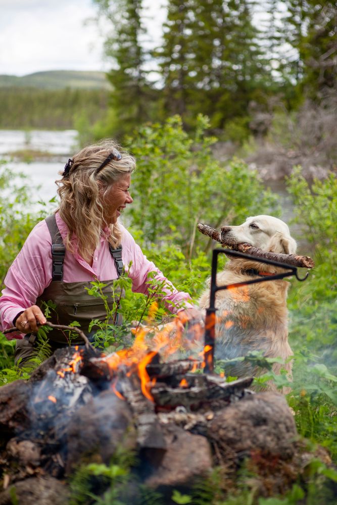Att vara ute i naturen, göra upp en eld och koka kaffe, är livskvalité för Siv. ”Jag kan sitta timmar framför en lägereld, säger hon och klappar sin golden Ville”.