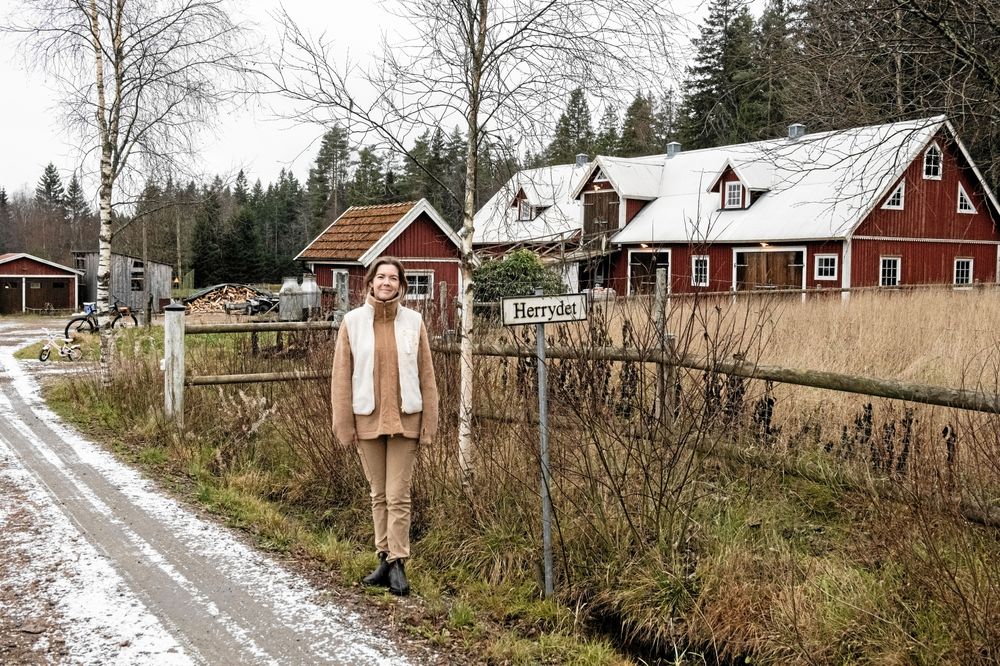 Olivia Nylundh framför sin gård i Norra Unnaryd, där hon har byggt upp sitt vedeldade succémejeri.