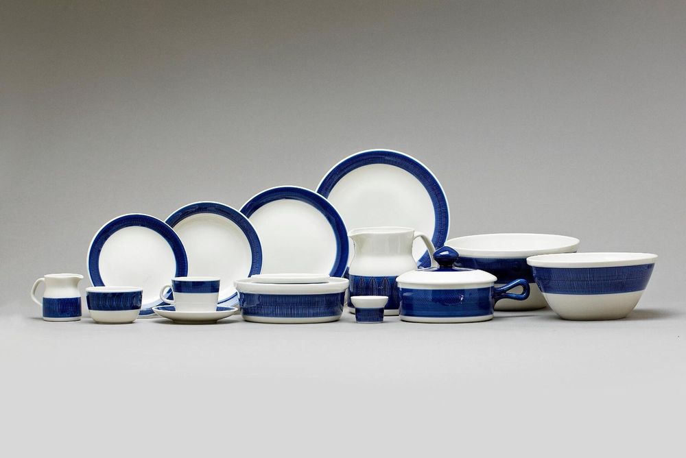 ”Koka blå”, Rörstrand. Formgivare: Hertha Bengtson, i produktion 1956-1988. 61 delar. Slutpris: 7 000 kronor.