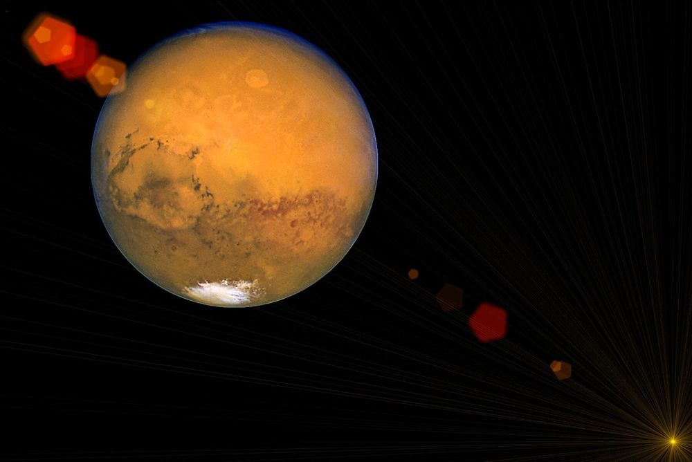 Vår grannplanet Mars går att skåda strax under månen.