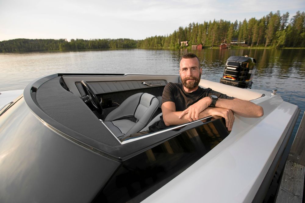 EGENBYGGD. Tommy Hansen i sin smäckra racerbåt som han har byggt själv, delvis av eget virke.