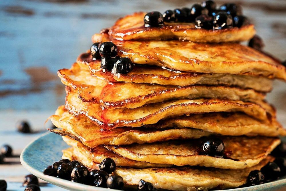 Bananpannkakor med blåbär fyllda med antioxidanter.