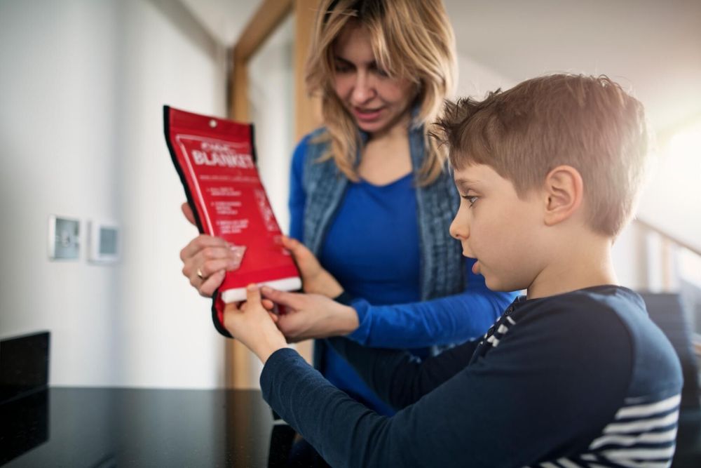 Se till att alla familjemedlemmar vet hur man använder brandfilt och pulversläckare.