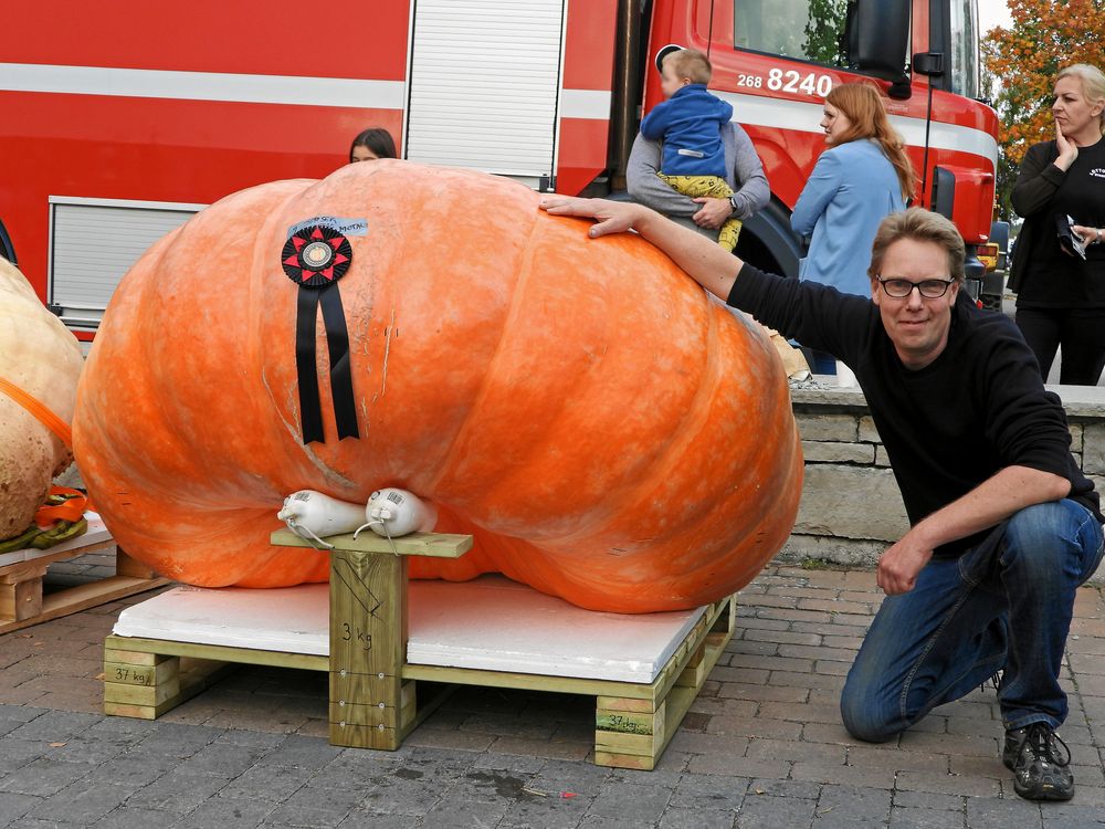 Jesper Lidberg med sin vinnande jättepumpa. Pumpan står på en lastpall för att kunna fraktas.