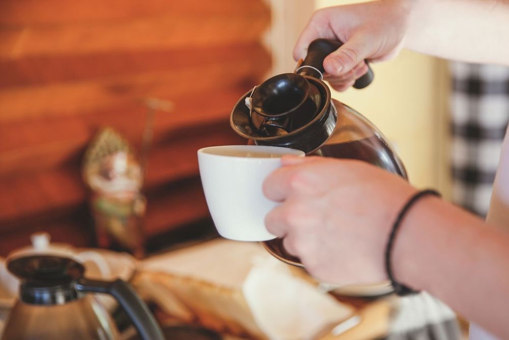 Ta vara på varje kaffedroppe i stället för att hälla dem i avloppet.
