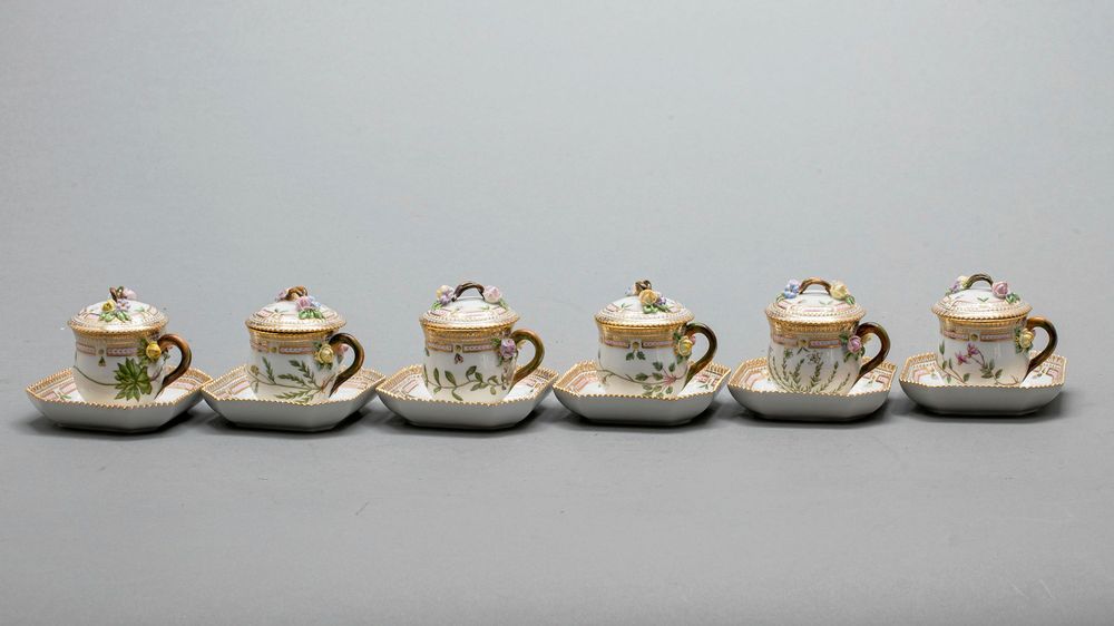 ”Flora danica”, Royal Copenhagen. 1900-talets andra hälft. 6 stycken Cremekoppar med fat. Slutpris: 28 000 kronor.