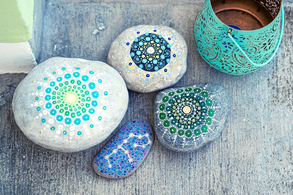 Stenar målade med mandala.