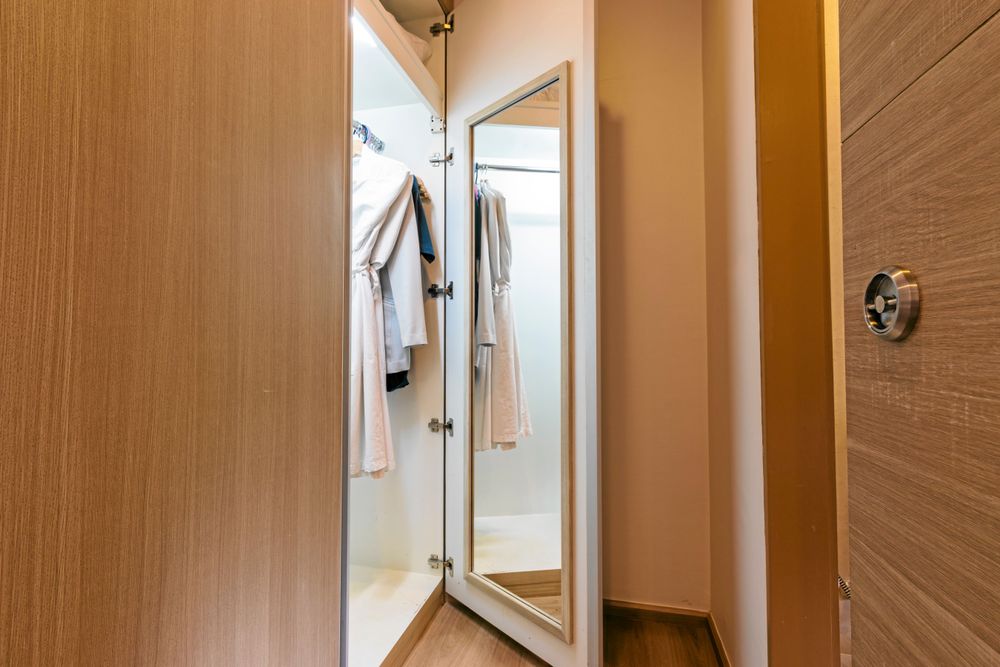 Garderobsdörren kan vara en bra plats om det bara finns plats att stå framför den. Mät och räkna. Foto: Istock.