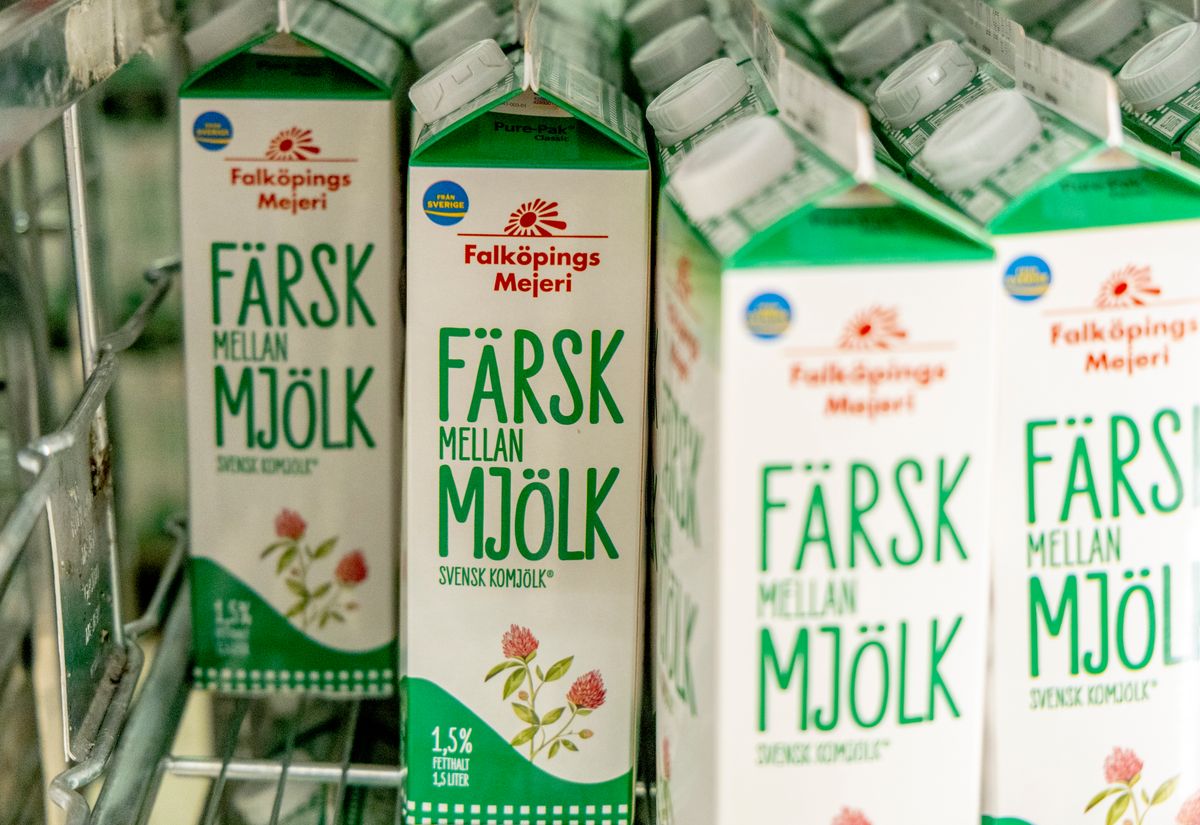Kartonger med Falköpings Mejeri färsk mellan mjölk i kylhylla i butik