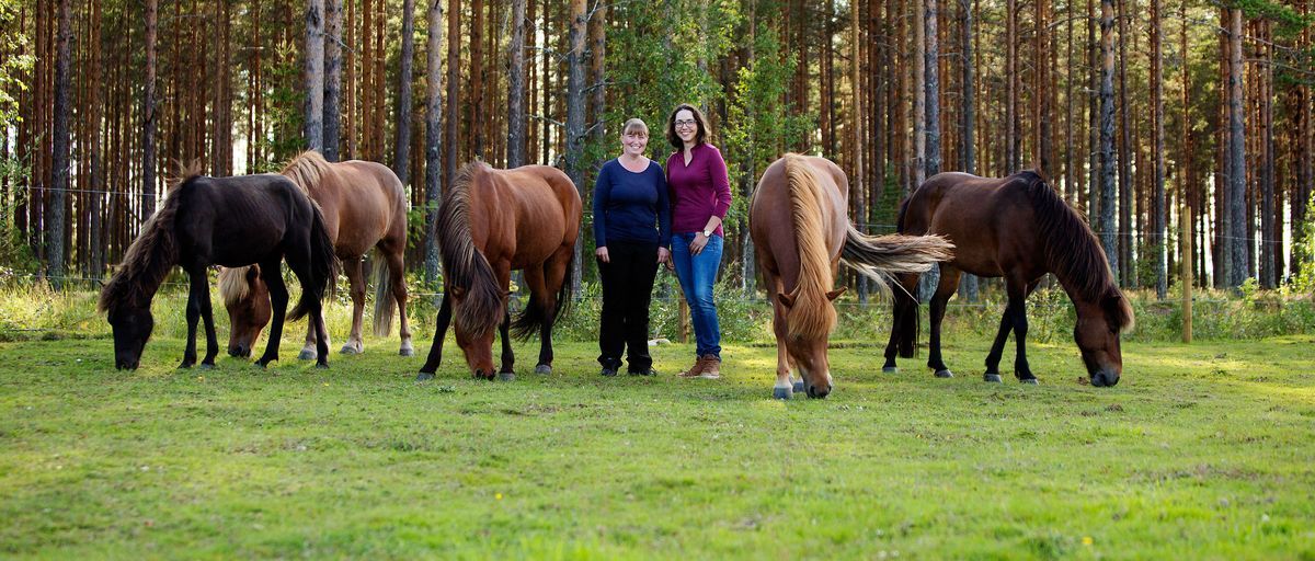 Floriane Colonnier och Rianne Kindt med sina islandshästar.