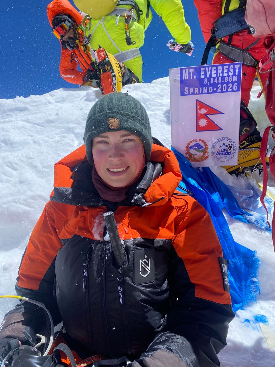 Bergsklättraren Mimmi Snell uppe på Mount Everests topp.
