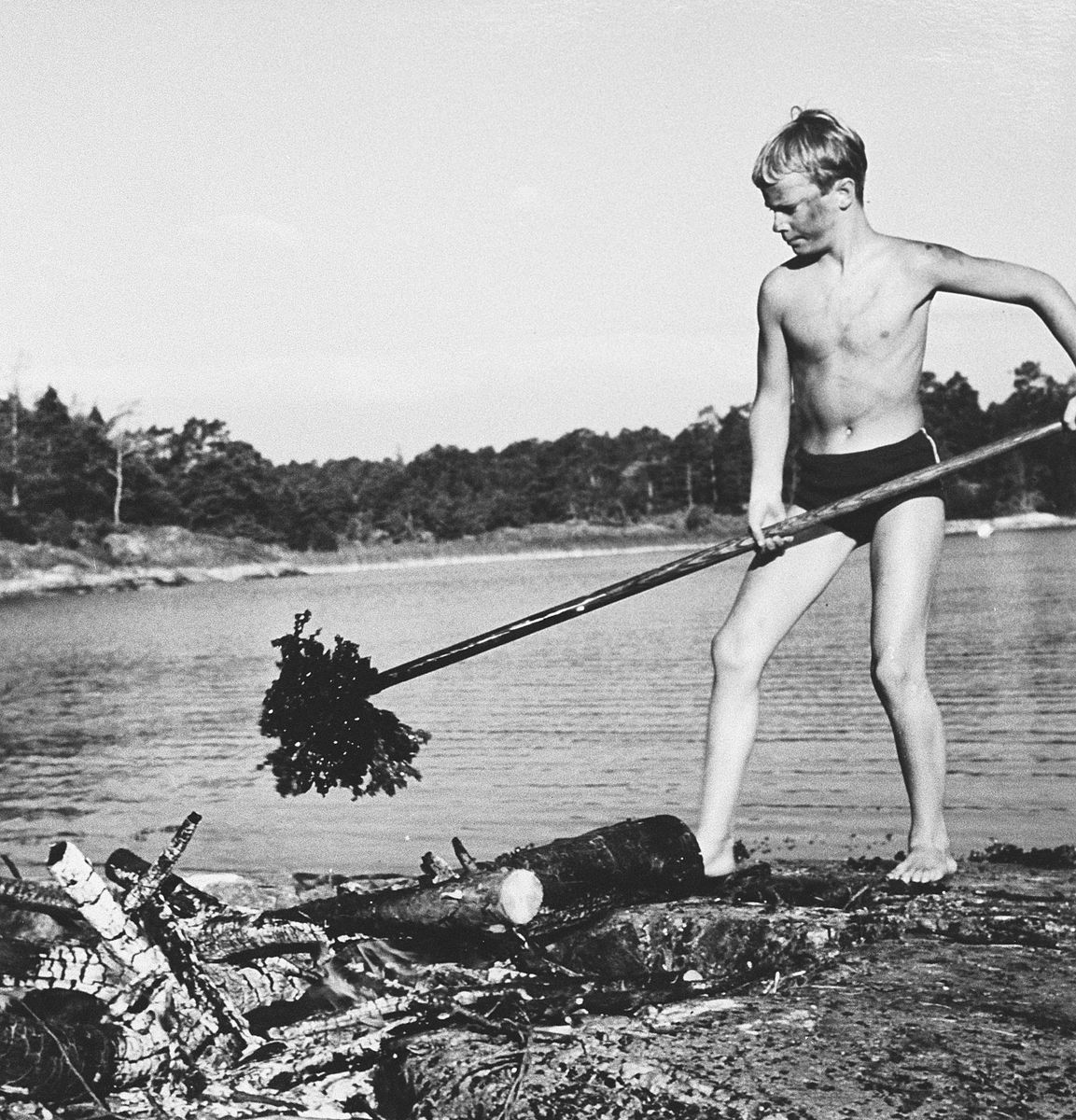 Kronprins Carl XVI Gustaf som ung pojke på stranden