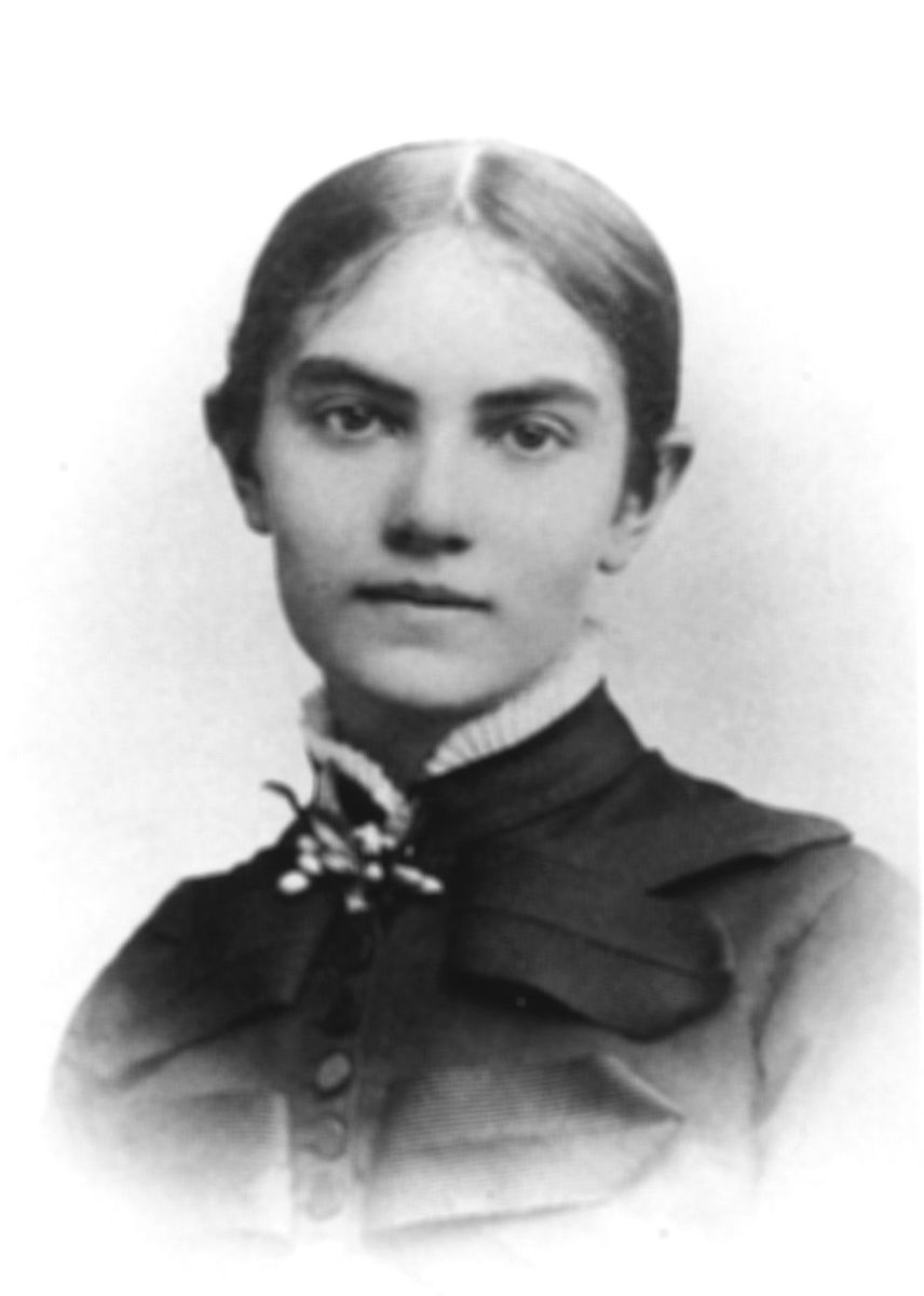 Karin Bergöö (1859–1928) studerade konst vid vid Slöjdskolan i Stockholm. 1877 kom hon in på Konstakademien i Stockholm.