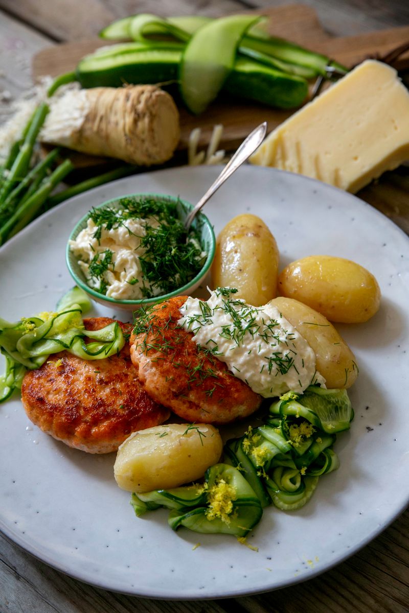Laxbiffar med ost- och pepparrotsröra