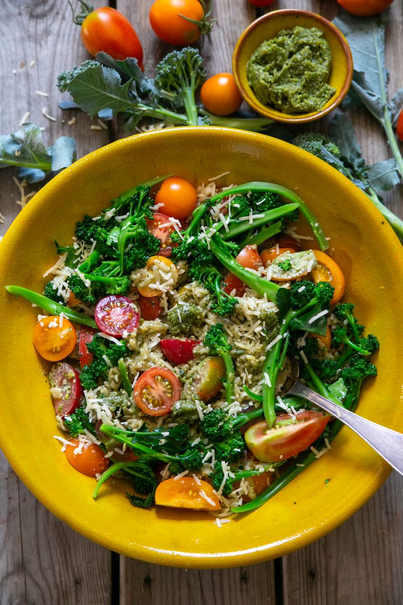 Risonisallad med västerbottensostpesto serverad i djup gul tallrik