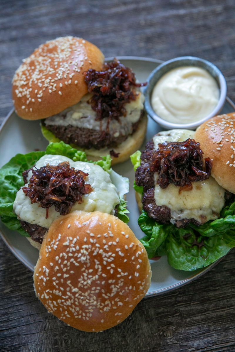 Burgare med ostkräm och lök- och baconchutney