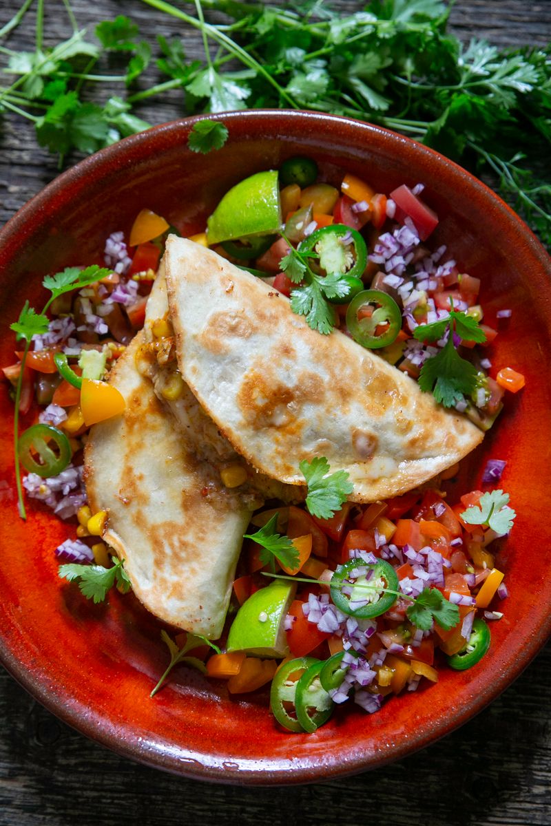 Quesadillas med kyckling serverad på rött fat