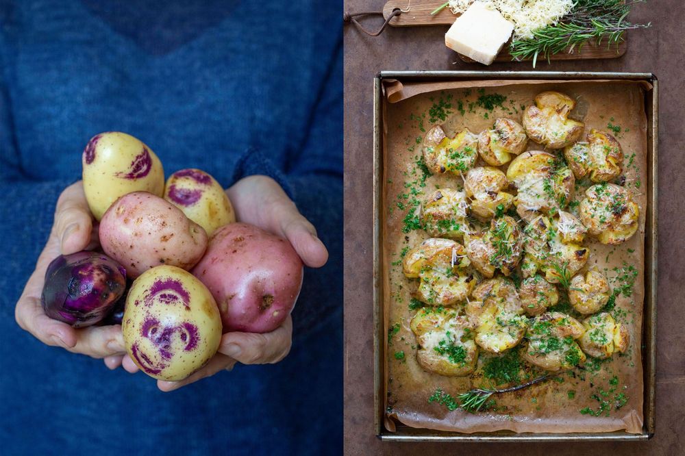 Händer som håller potatisar bredvid ugnsstekt potatis.
