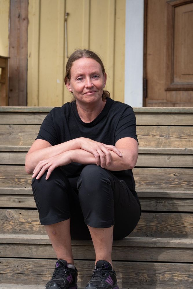 Elin Bystedt sitter på en trappa utomhus.