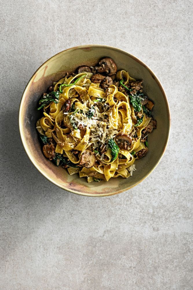 En skål pasta vit köttfärsssås.