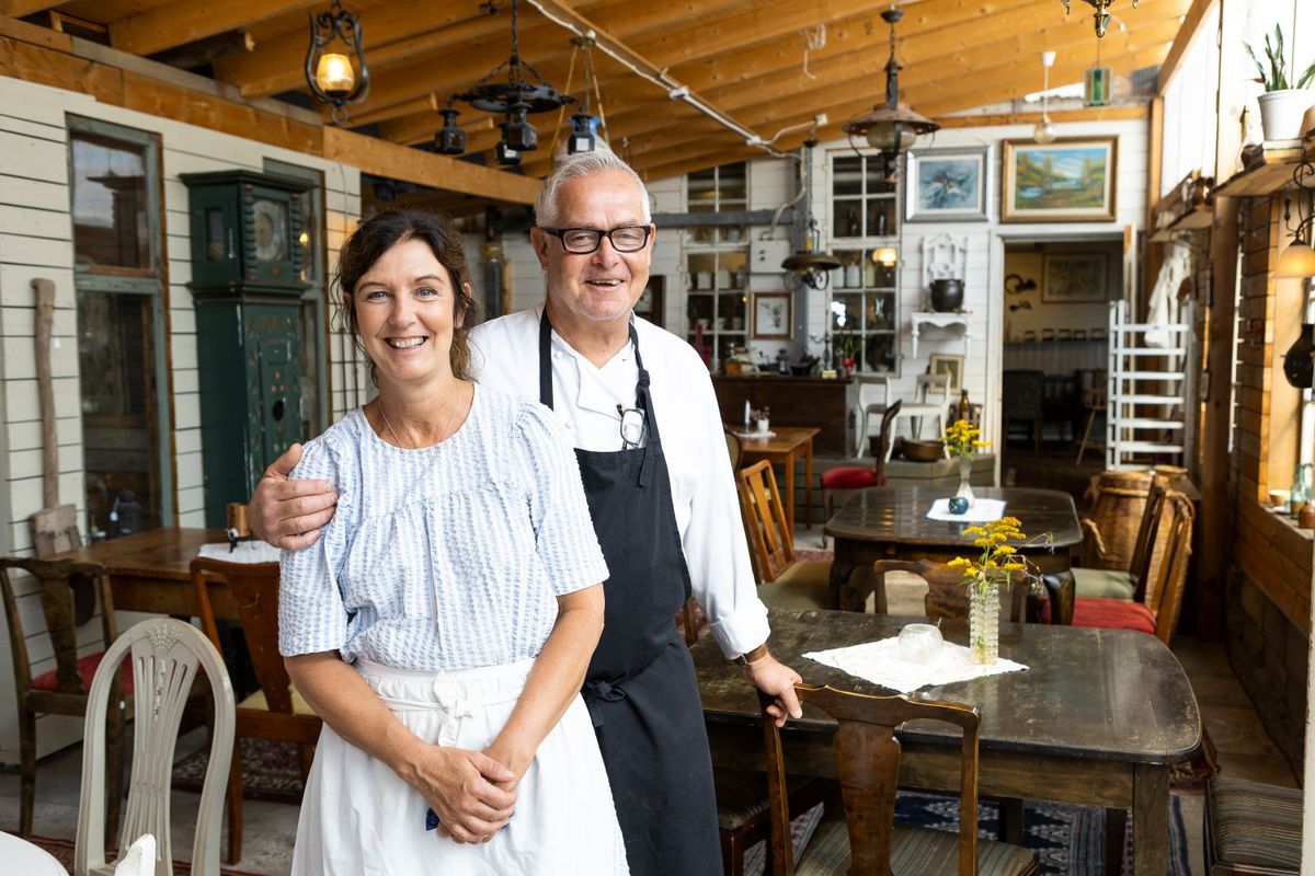 Leende restaurangägarna Marina och Andres Päärt i hemtrevlig, rustik serveringslokal
