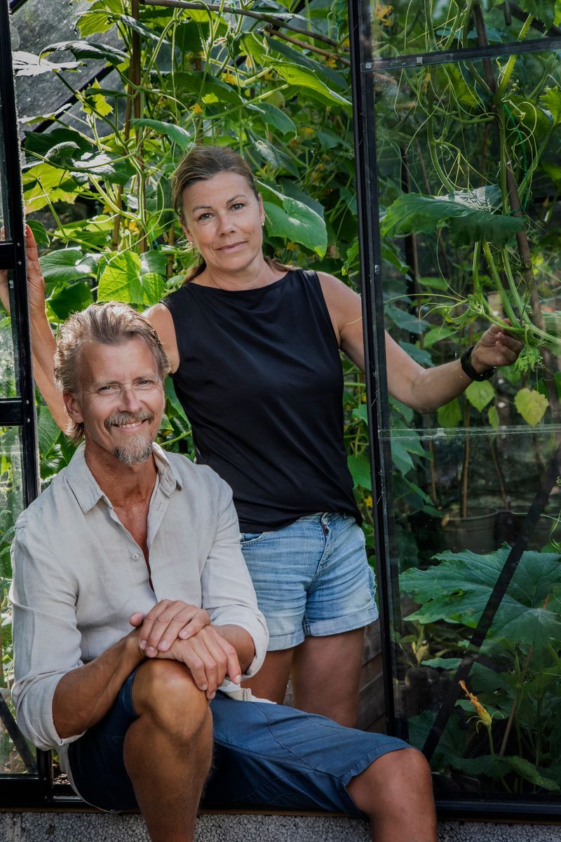 Paul Svensson och Camilla Esseteg i växthus.