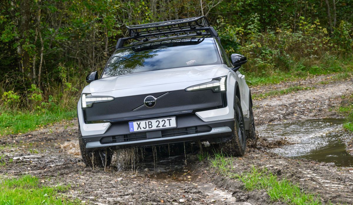 Provkörning av Volvos fyrhjulsdrivna elbil EX30 i Cross Country version.