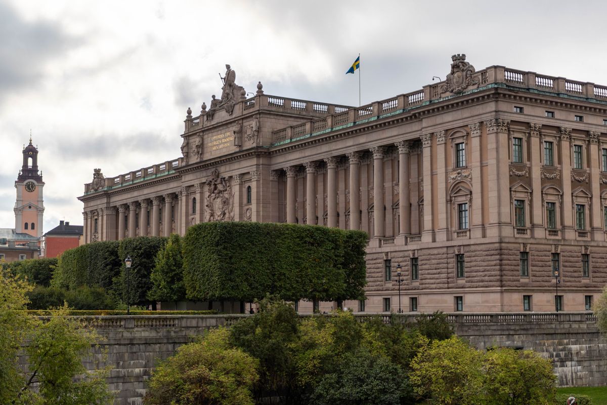 Sveriges riksdagshus i Stockholm med svensk flagga på taket