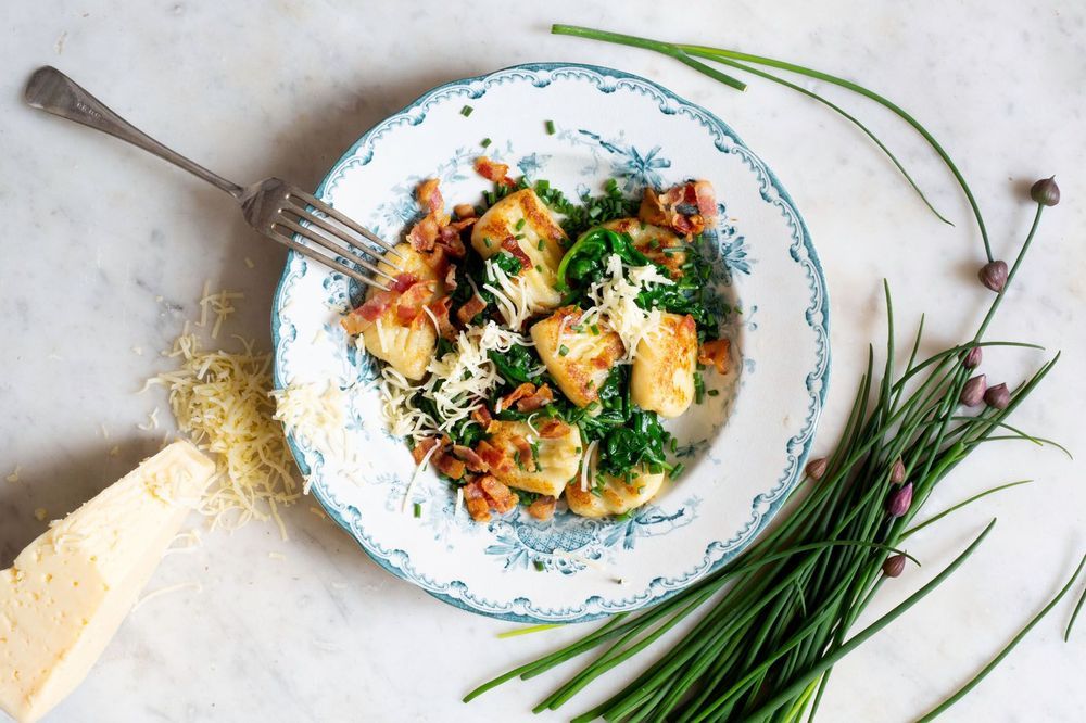 Vårgrön gnocchi med nässlor, spenat och bacon.
