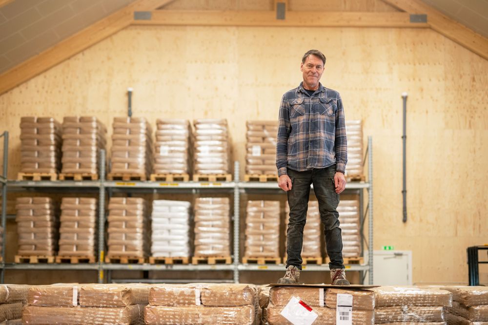 Thomas Björklund står på lagerpallar i Warbro kvarn