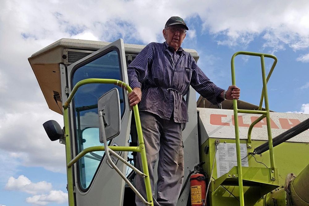Ingemar Andersson, 92, är snabbast med skördetröskan, vittnar sonen Mats Ingemarsson om.