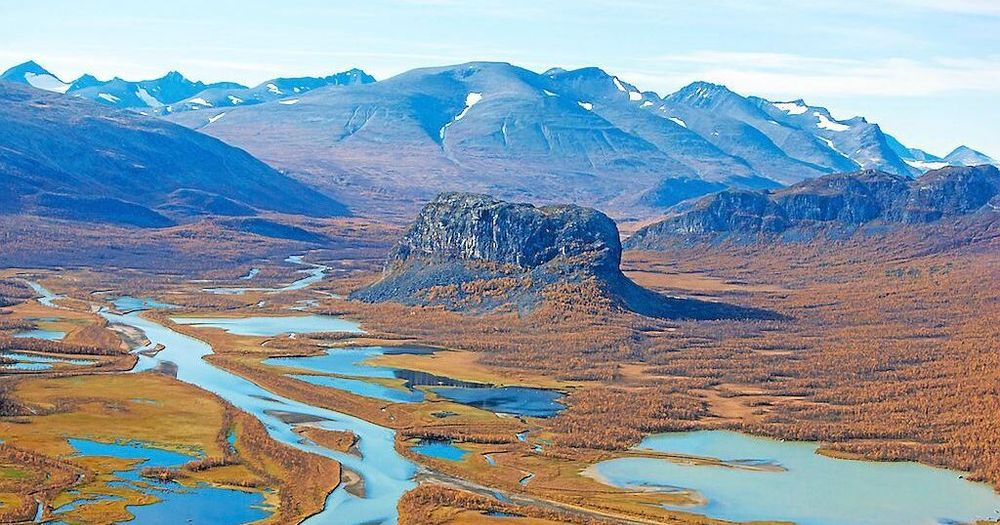 Sareks nationalpark i Lappland. Den kantiga klippan i mitten är Nammatj.