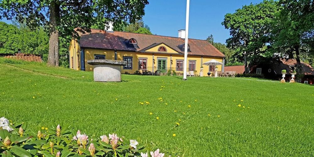 Herrgårdsbyggnaden, vars boarea är på totalt 485 kvadratmeter, uppfördes på 1690-talet och interiören har till stor del bevarats i sin 1700-talsdräkt.