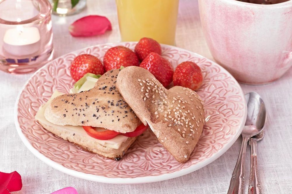 Hjärtliga frukostfrallor till kärlekens frukost.