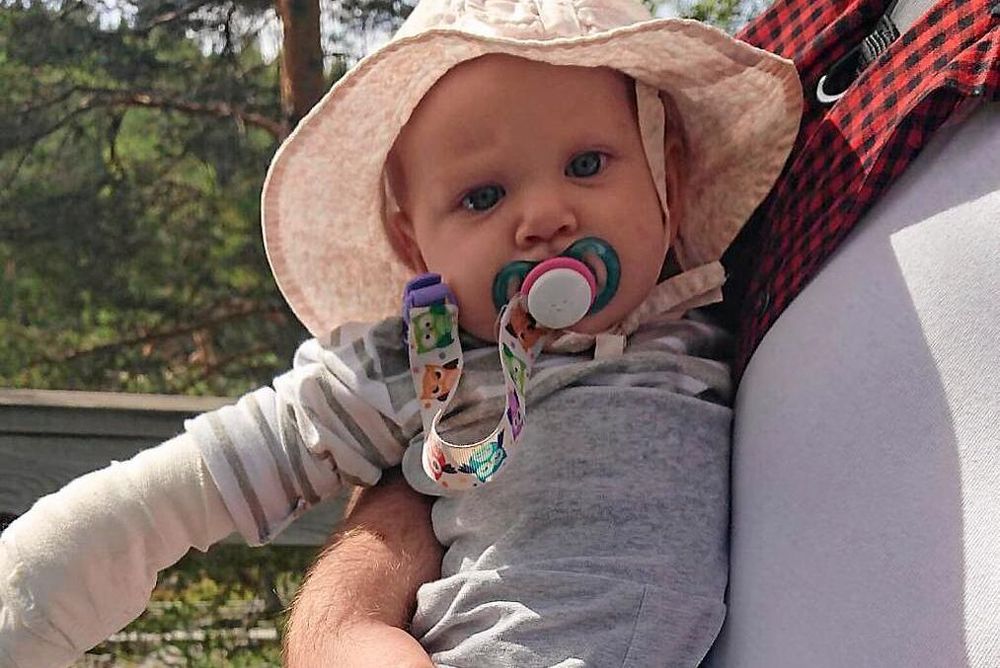 Sex månader gamla Ariella hade tur i oturen när en trasig kedjelänk träffade hennes hand.