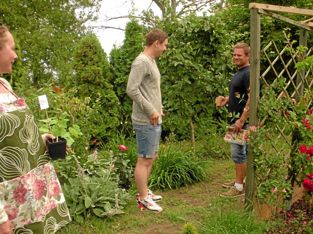 Fika med färsk Land-tidning och möjlighet att köpa småplantor gladde besökarna på Öland.