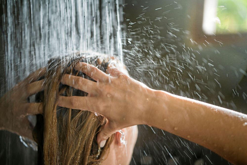 Sjung alltid i duschen, tipsar Michael Mosley. Då får du in sångvanan. FOTO: Istock