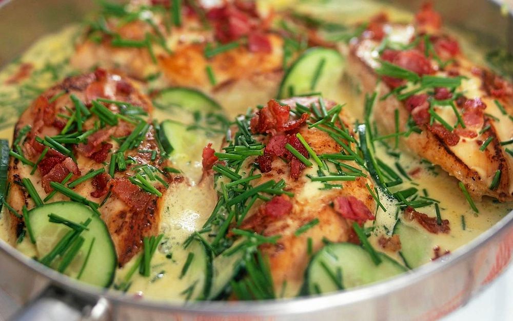 Arlas sommarkyckling med gräddig sås, gräslök, gurka och knaperstekt bacon.