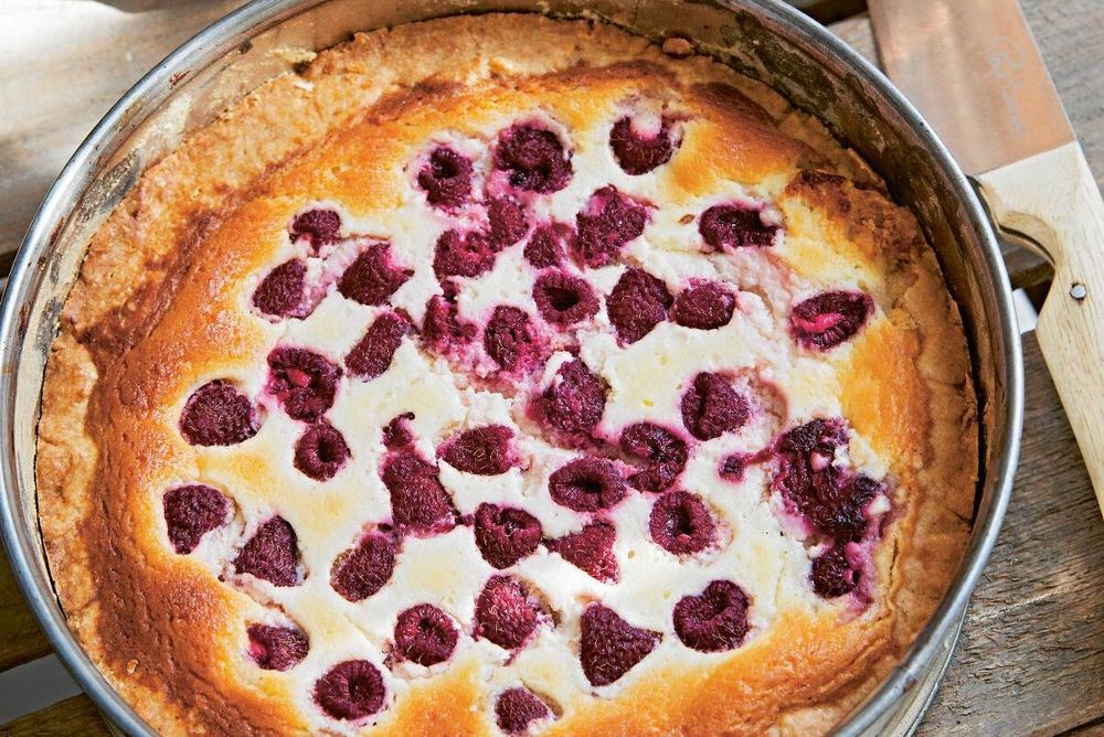 Färskosttarte med hallon smakar underbart till kaffet eller som dessert.