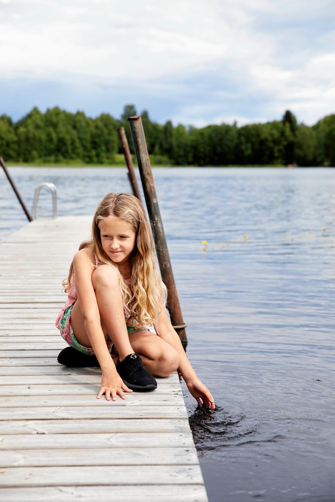 Ellen sitter på bryggan.