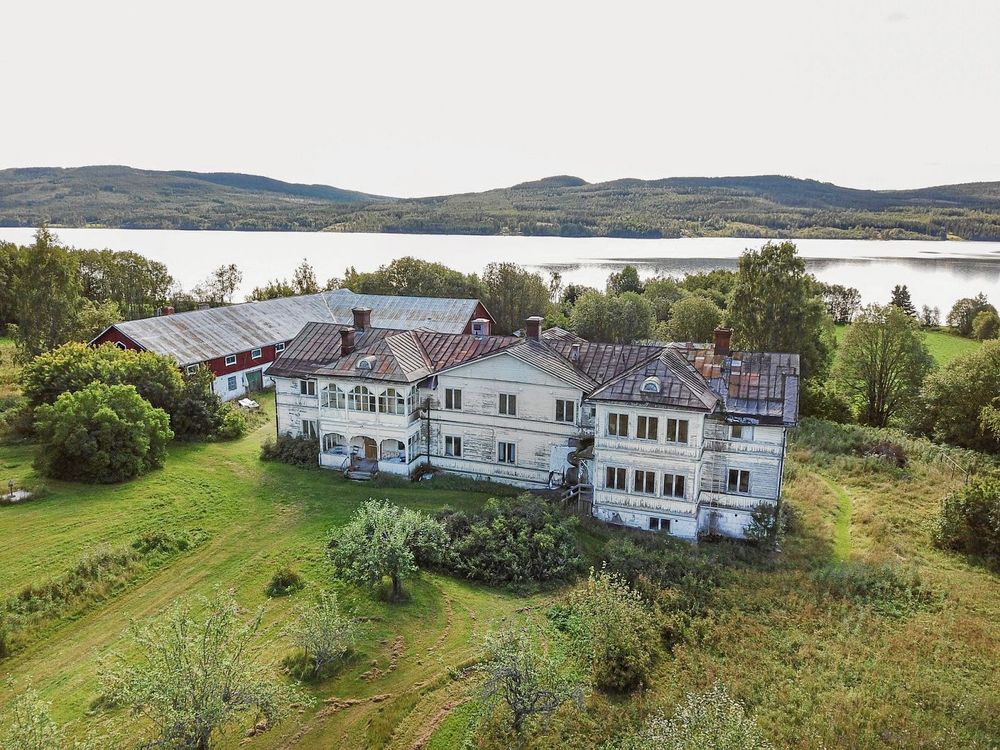 Logården ligger makalöst vackert vid Stödesjön, 3,5 mil utanför Sundsvall.