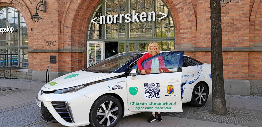 Kommunens egen vätgas i tanken! Något som Susanné Wallner, utvecklingsstrateg i Mariestads kommun, är stolt över.