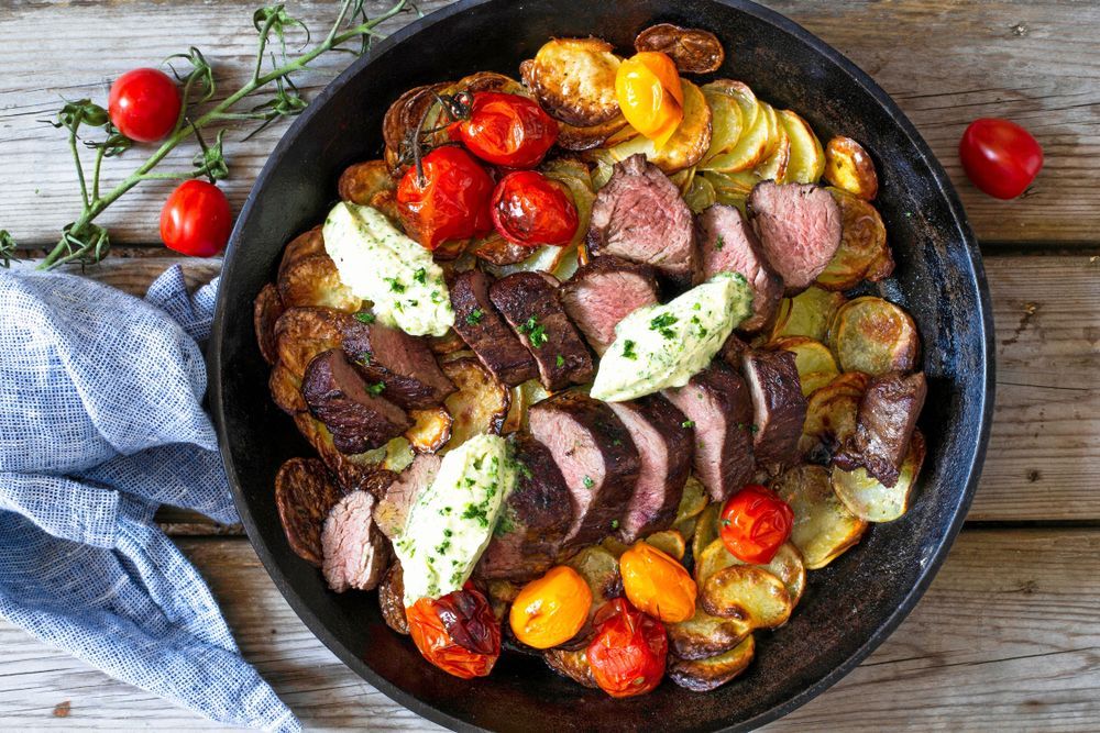 Älgfilé provencale i gjutjärnspanna.