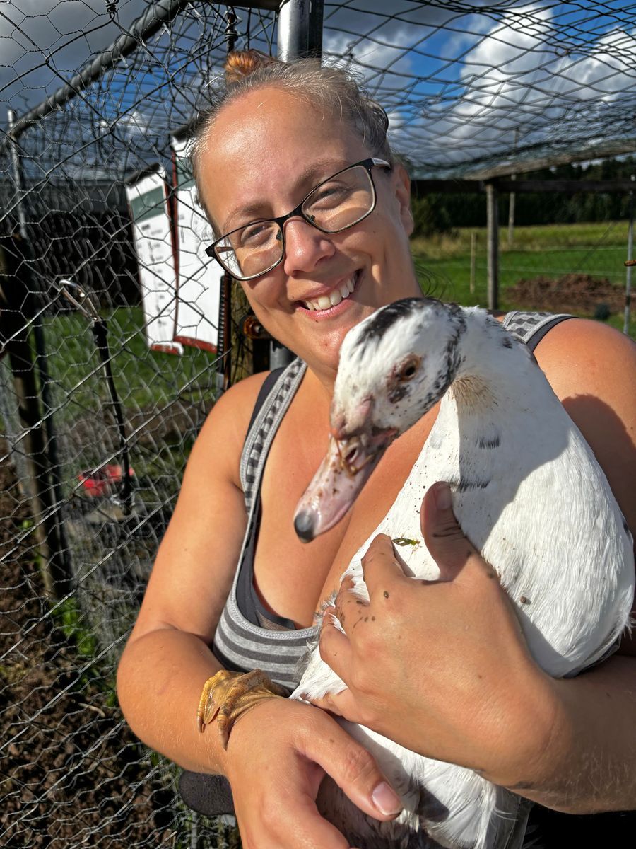 Emilie Ulvsdotter håller en anka på sin ankranch i Karlskoga där hon räddar övergivna ankor