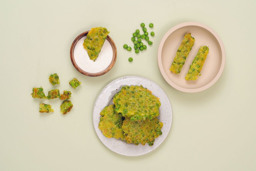 Ärtfritters på tallrikar.